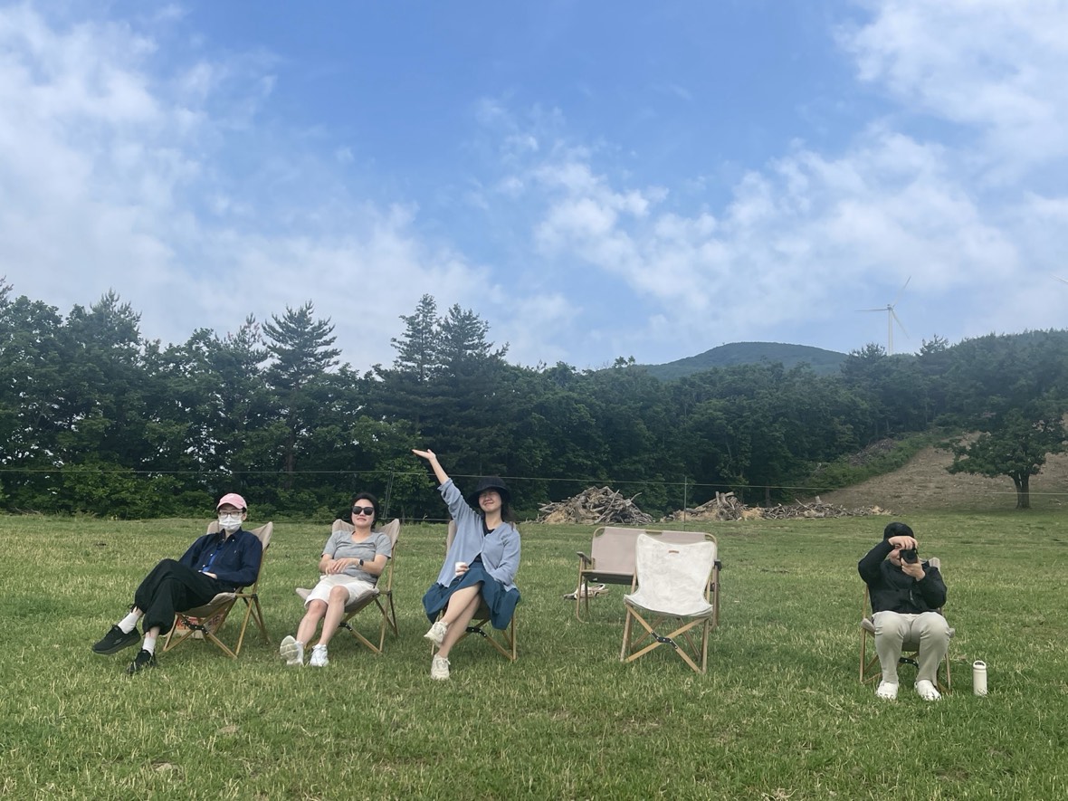 킹스베리 초지에 둘러앉은 사람들